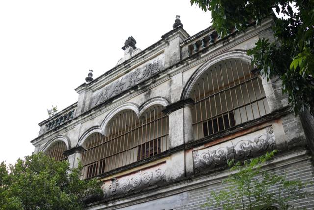 广东开平无人村，村民斥巨资盖豪宅后，全村移民加拿大，70年未归