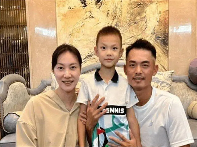 44岁谢杏芳也没想到，因林丹败光的体面，如今被9岁儿子挣了回来