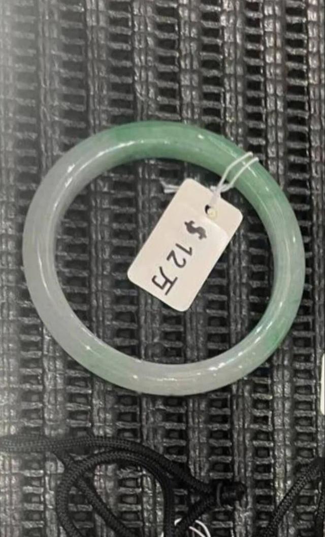 24岁网红博主称从柬埔寨飞北京途中丢失价值350万元物品，悬赏100万元现金寻找，航司和警方介入