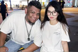 15年，成都女大学生到马来西亚旅游，爱上潜水教练，现状如何？图片