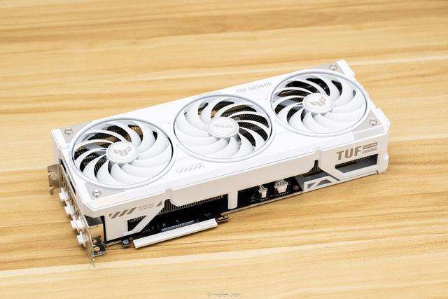 极地坚冰！华硕TUF RTX 5070Ti O16G白色游戏实测