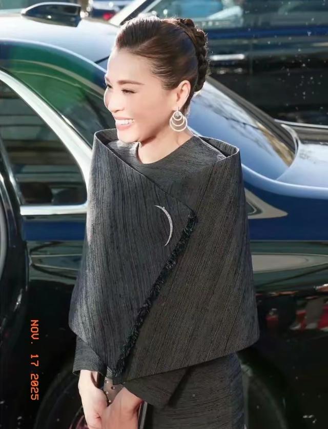 泰王冷对苏提达绝世美颜，航天城现场表情引热议！