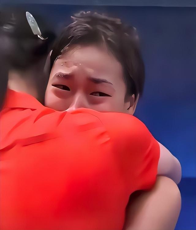 全红婵归队了！她变化真大，身材高挑颜值抢眼，留了长发气场强大