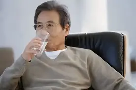 早起舌苔又白又厚？原来是身体这几个情况引起的，看完后恍然大悟图片