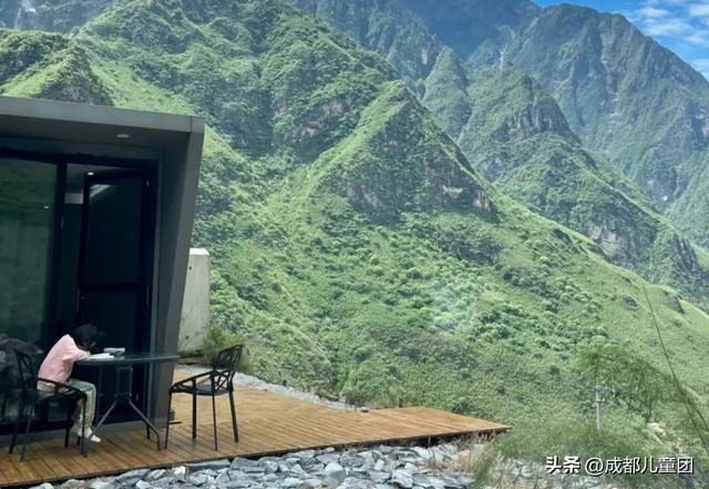 暑假旅游，就是换个地方写作业？全世界都在偶遇写作业的中国孩子