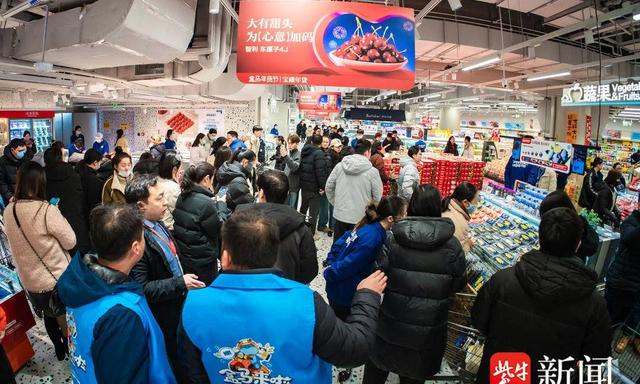 盒马鲜生连云港首店开业，市民排长队争抢“爆款”生鲜
