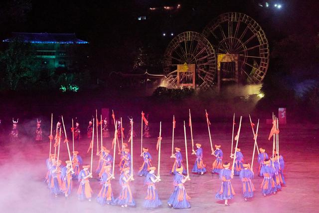 贵州雷山看一场歌舞，在《仰欧桑》中品味文化美学，遇见最美苗族