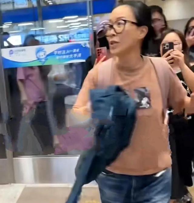 机场偶遇那英，脑门儿是填充了还是植发了？又肿又鼓不自然