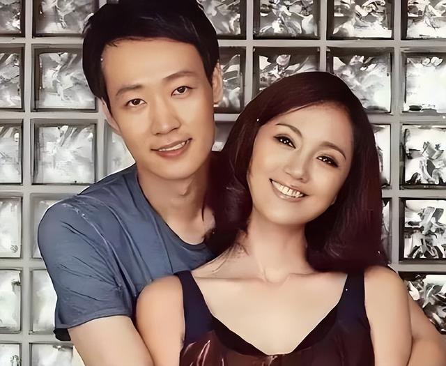 离春节不到2月	，52岁辛柏青高调传出喜讯，朱媛媛终于可以放心了