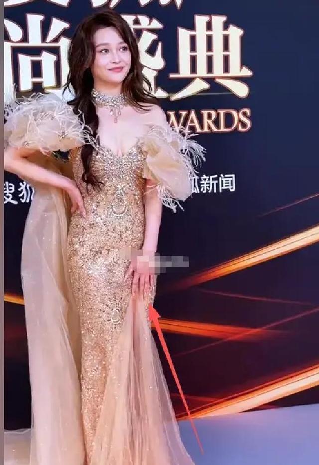 北京红毯	，摔跤、独眼龙造型、礼服搭棉鞋，走秀反成大型灾难现场