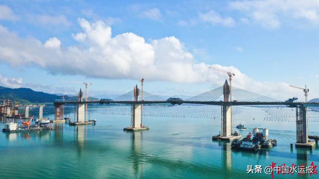 宁上高速关键控制性工程东吾洋特大桥主墩成功合龙