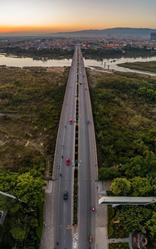 中国的一块飞地，紧邻缅甸到处是外国车，10米高的界墙安全感十足