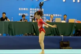 杨云俩女儿体操比赛首秀，杨威观赛太激动，直言冲击奥运有希望图片
