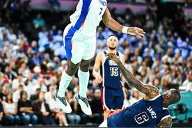 奥运男篮-文班亚马26分 库里8记三分助美国击败法国实现奥运5连冠图片