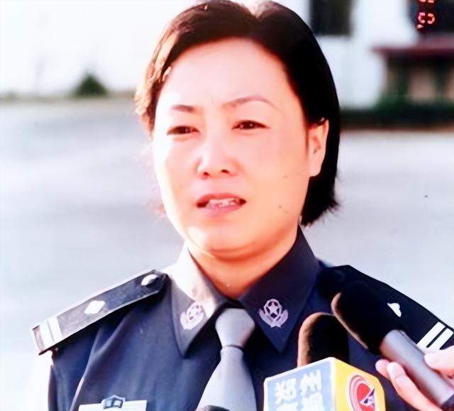 女包公任长霞：扫黑3年04年意外殉职，却在司机身上搜出60万支票