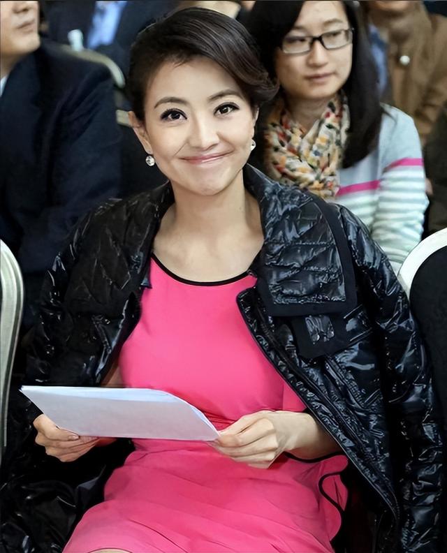 和撒贝宁同居四年，却转身和富豪在一起，没想到如今沦落至此