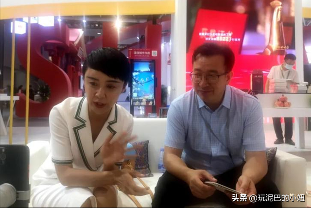 47岁贺娇龙去世！同学曝抢救过程，网友提醒成真	，此前疑早有征兆