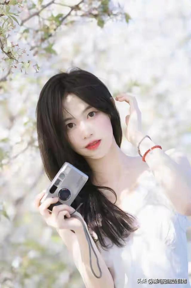 河南洛阳一校花，172cm皮肤白到发光，身材也是顶流	，太美了