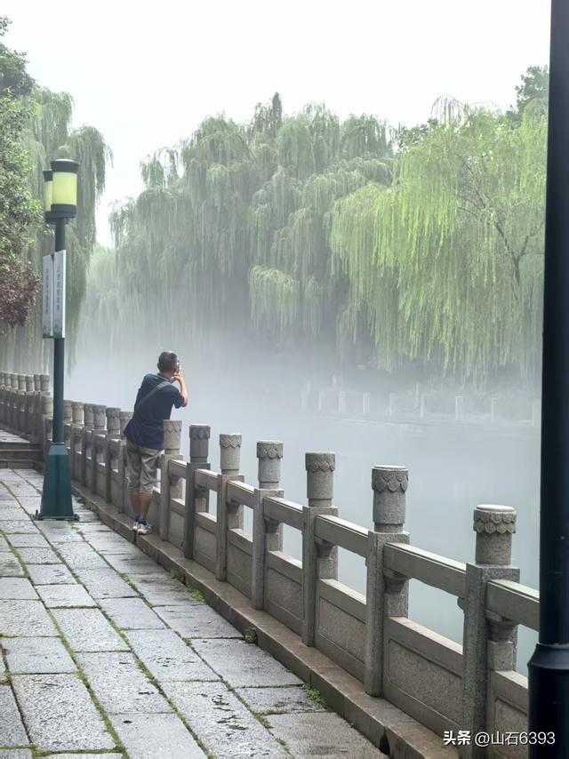 新华社原军事记者陶俊峰泉城美拍：秋雨后 护城河边美如画