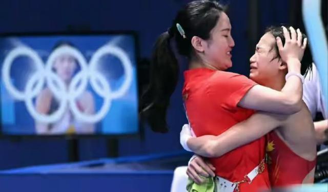 全红婵回农村老家，心情大好！一会逛新房工地	，一会悠闲摘草莓！