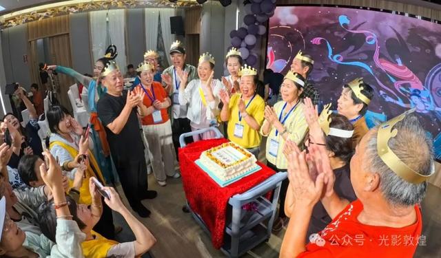 中国八方旅游联合体首趟青甘旅游大型专列抵达敦煌