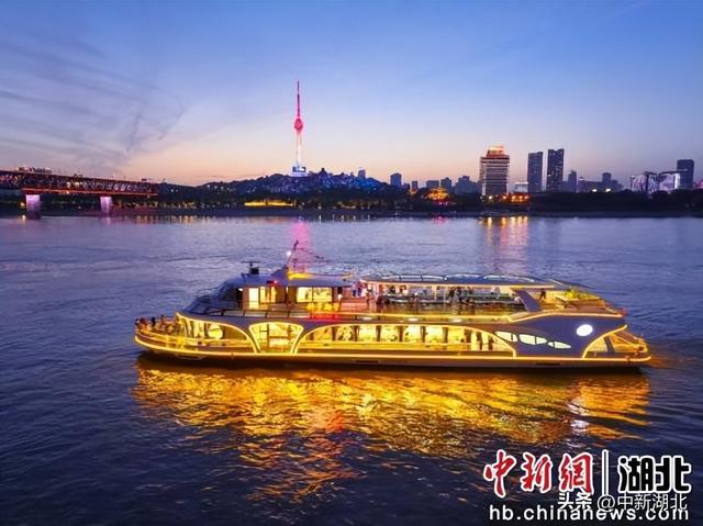 武汉两江游览四大码头联动打造“爱的多重奏”