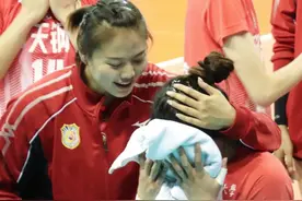 有爱！女排赛场现暖心一幕，美少女难忍失落痛哭，龚翔宇熊抱安慰图片