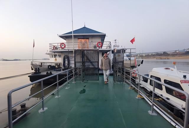 岳阳新晋一个“网红打卡点”：这座浮桥能看飞鸟、观水波，超出片