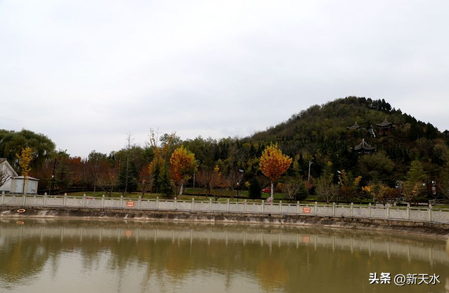 清水：初冬初临秋韵在湖光山色惹人醉