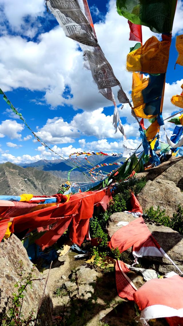 两登拉萨色拉寺后山，上升600米，山顶海拔4200米，经幡飘扬