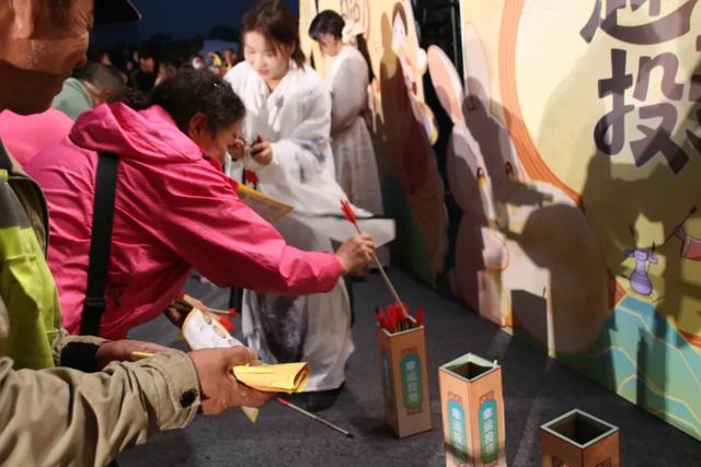 速来打卡！呼和浩特赛罕区夜空惊现“飞天嫦娥”，演出持续至6号……