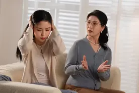 深夜，老公和婆婆抱在一起，见到我后大惊失色图片