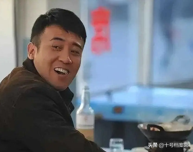原来他们是夫妻，结婚多年不离不弃，如今靠着《沉默的荣耀》火了
