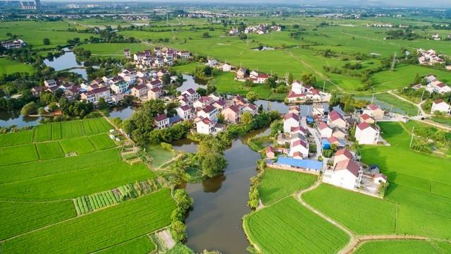 新来的女同事24岁，第一天就问我：哥，听说你是公司“老司机”