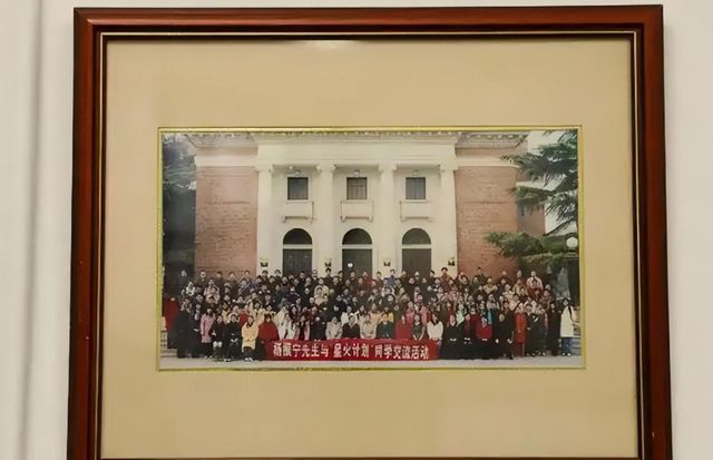 巨星陨落，杨振宁葬礼不到24小时，清华宣布一重要决定，翁帆悲痛
