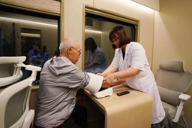 有大床房、能洗澡！这趟软卧列车出发啦！