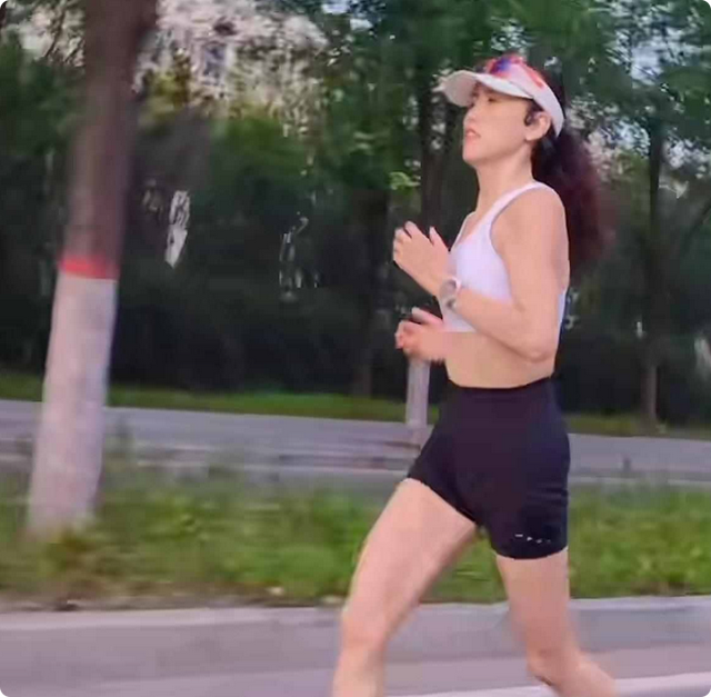 山东跑友张素梅车祸去世，月跑量300多公里，开奔驰，颜值身材好