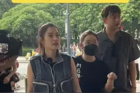 徐怀钰现身佛山，46岁1米56穿一身牛仔服蹦得好高，反倒像1米70图片
