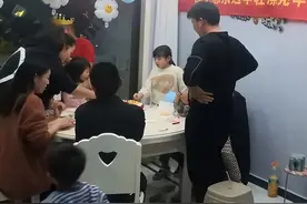 我邻居老王，正军级退休后年收入22万，他对儿女却异常抠门图片