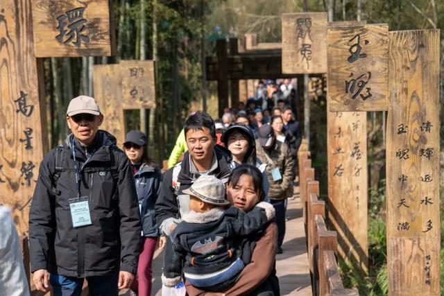 “三八”妇女节人气火爆！明月山迎来春日登山热潮！