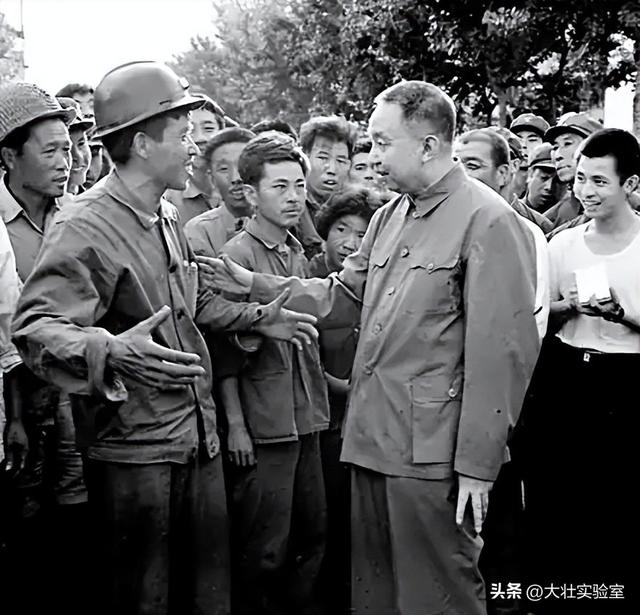 华国锋夫人韩芝俊有多美？1961年全家在长沙留影，30岁她端庄贤惠