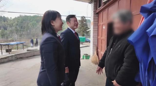 广西厂妹为男友生4孩，十几年后领证时才知：男友有个失踪的妻子