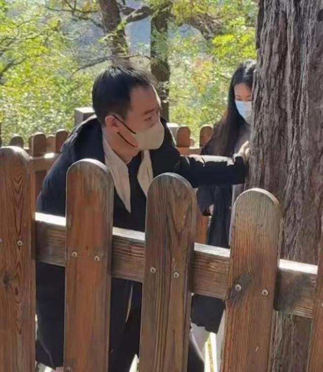 辛柏青吃饭被偶遇，瘦了老了破碎感太强，一旁李乃文不停给他夹菜