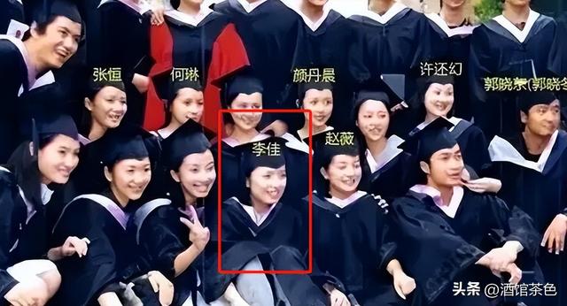 她26岁成双料影后，二婚嫁靳东高龄生下两子，今48岁美得自信从容