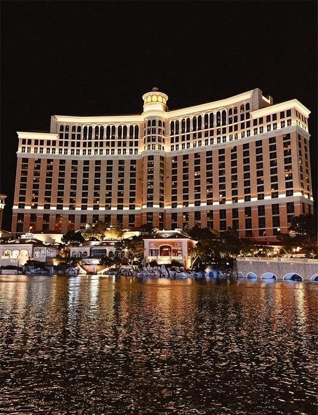 拉斯维加斯，一座建在沙漠中的城市，每年游客竟达4000万