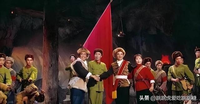 吃里扒外、永不回国？带30名演员留美不归，如今年过花甲归来