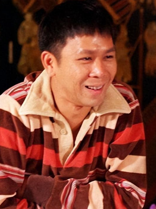 凭借一首歌与王菲齐名，却被俩渣男折磨成精神病，今51岁无人识