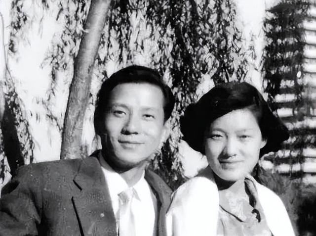 1956年，章含之和洪君彦约会，站在北海九龙壁前，拍下了一张合影