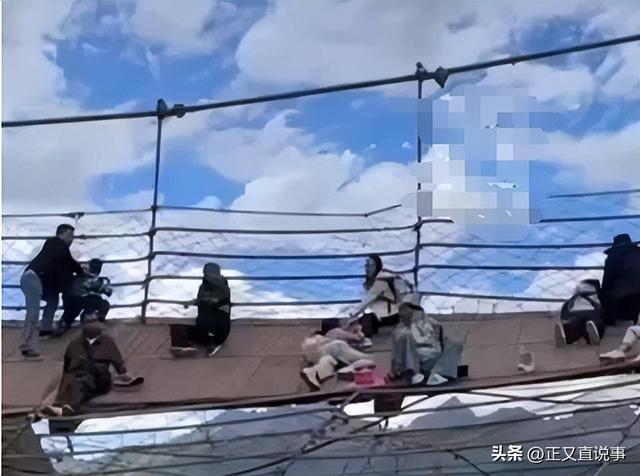 网红桥再次断裂后续：有孩子被冲走，家长发现定位，员工骑马救援