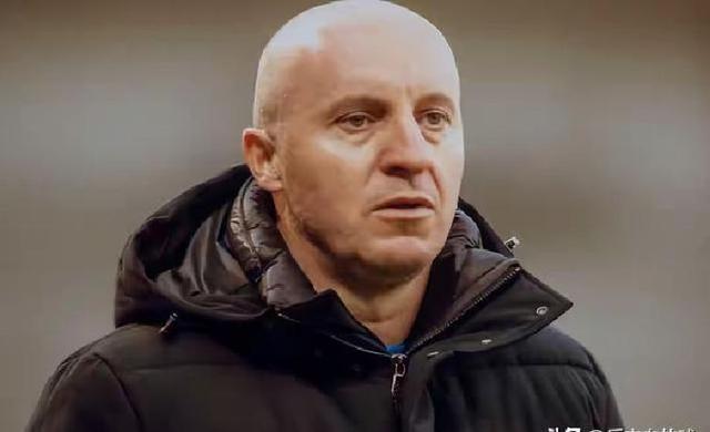 夺冠下课？国安捧足协杯却陷烦恼：功臣主帅难转正，皇马热刺示范